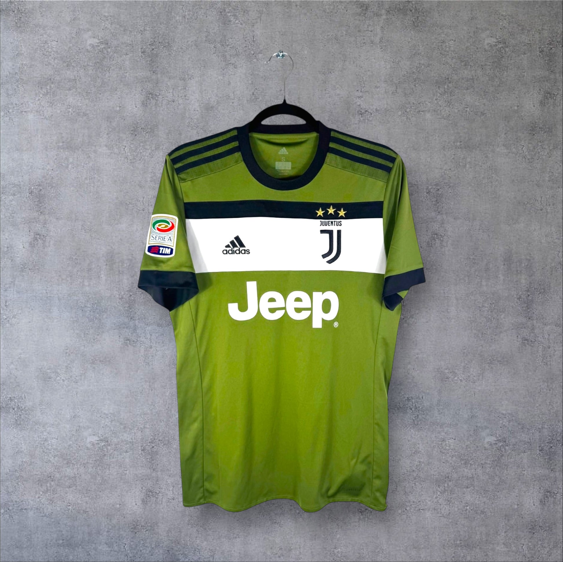 Vue de face du maillot Juventus Third 2018 vert avec bande horizontale blanche/noire et nouveau logo J.