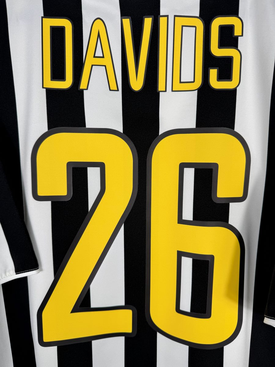 Détail du flocage jaune liseré noir Davids 26, maillot Juventus domicile 2003-2004