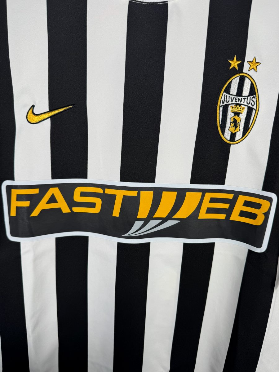 Écusson ovale brodé de la Juventus, virgule Nike dorée et sponsor Fastweb, maillot domicile 2003-2004
