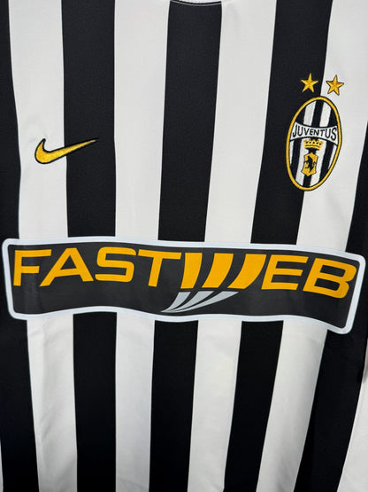 Écusson ovale brodé de la Juventus, virgule Nike dorée et sponsor Fastweb, maillot domicile 2003-2004