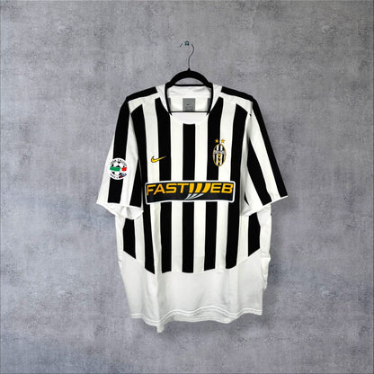 Maillot Juventus 2003-2004 domicile de face, rayures noires et blanches, sponsor Fastweb et deux étoiles