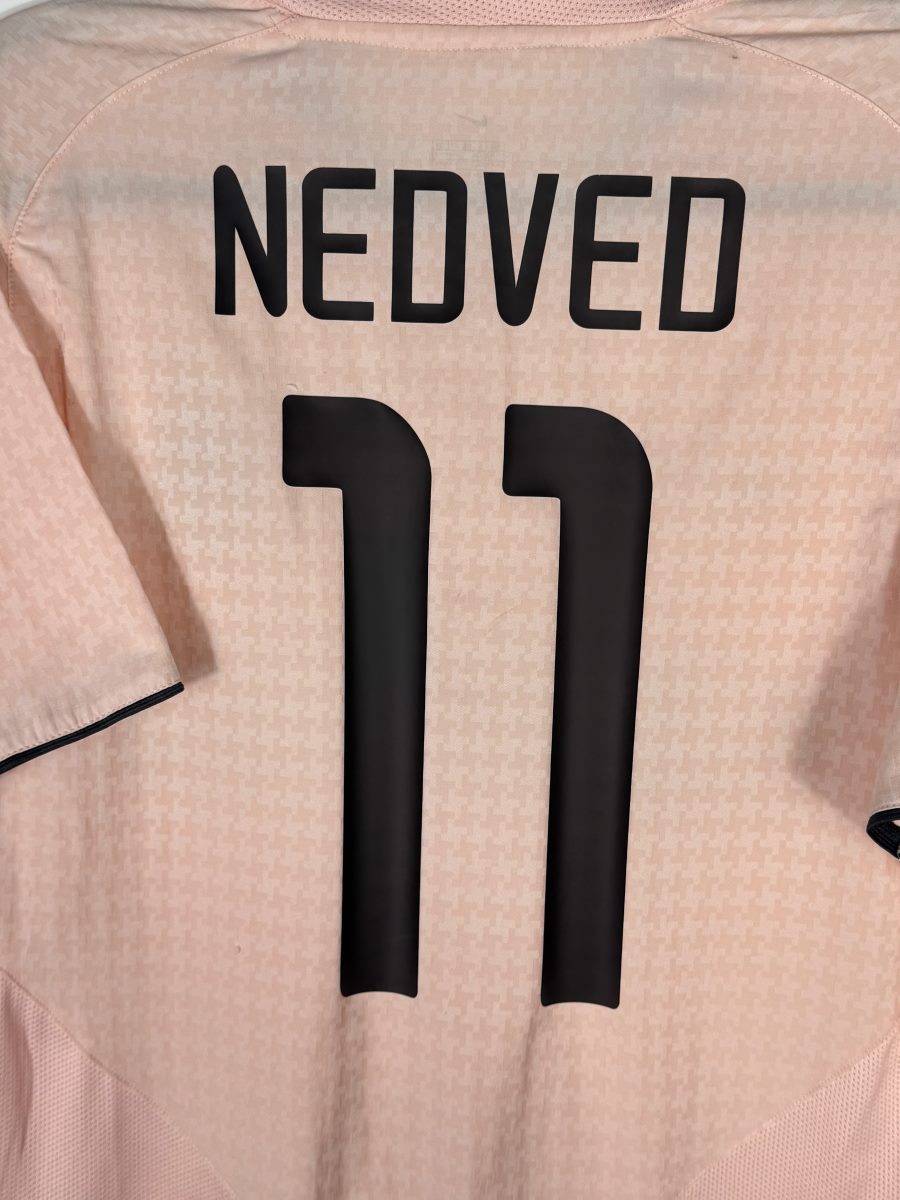Détail du flocage Nedved N°11 typographie Ligue des Champions sur le maillot Juventus 2003-2004