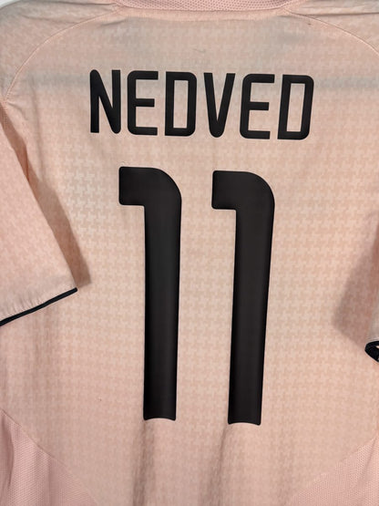 Détail du flocage Nedved N°11 typographie Ligue des Champions sur le maillot Juventus 2003-2004