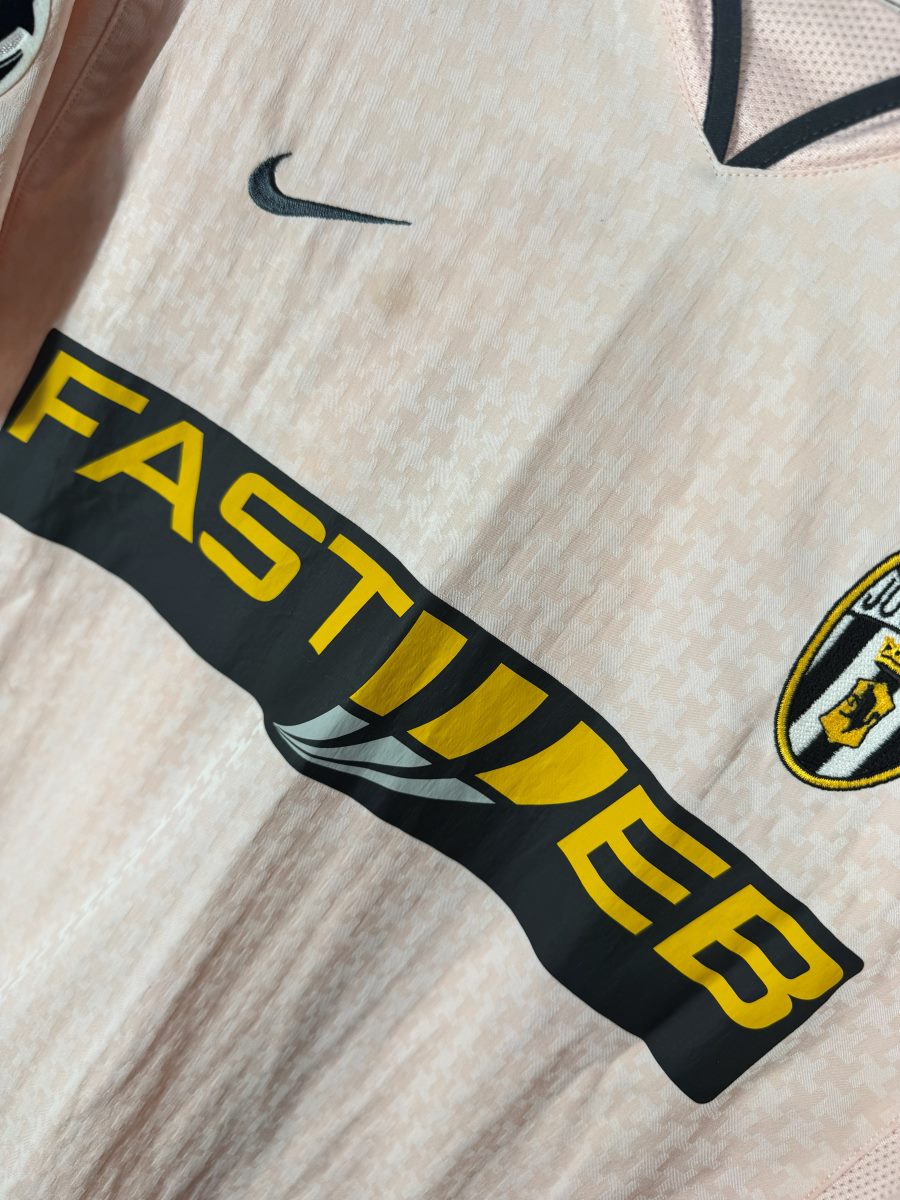 Détail du sponsor Fastweb, du swoosh Nike brodé et de l'écusson Juventus sur le maillot 2003-2004