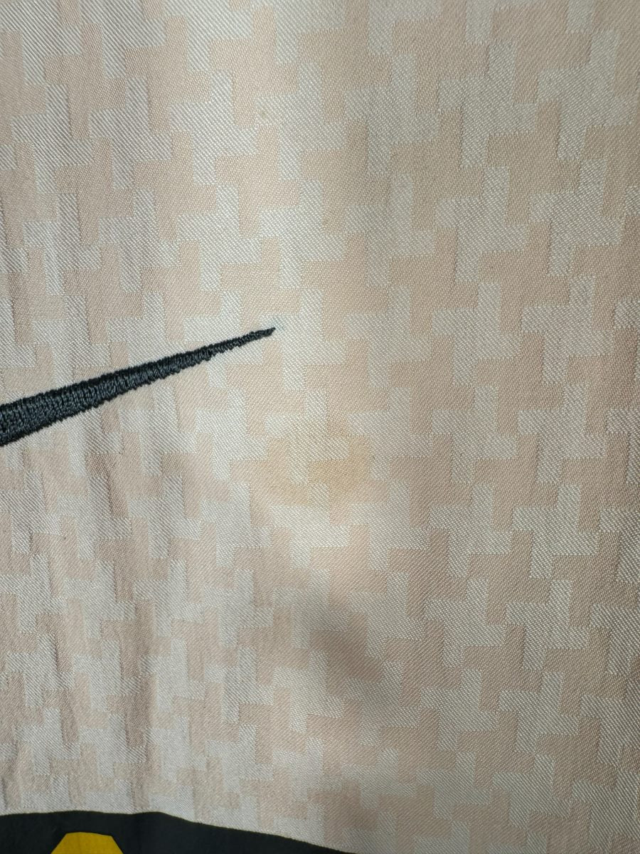 Micro tache presque invisible à côté du swoosh Nike, maillot Juventus 2003-2004 extérieur