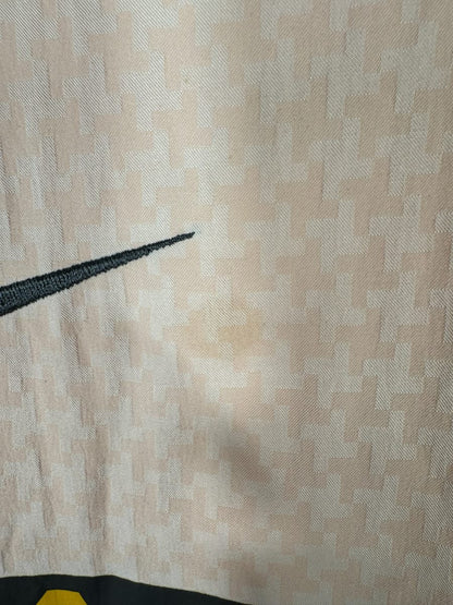 Micro tache presque invisible à côté du swoosh Nike, maillot Juventus 2003-2004 extérieur