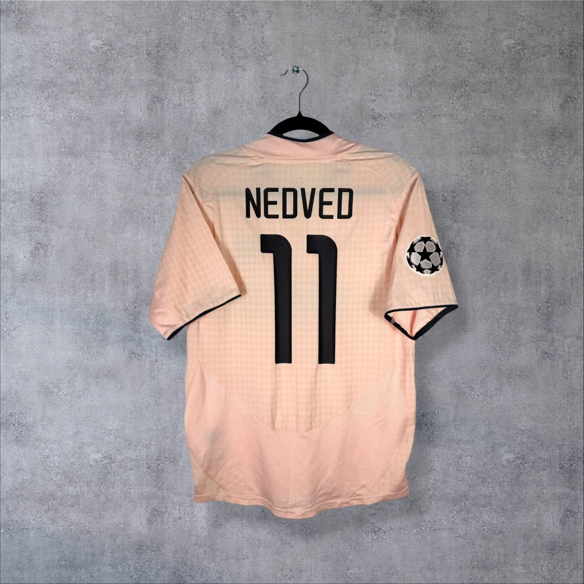 Dos du maillot Juventus 2003-2004 extérieur rose avec flocage Nedved N°11 et patch Ligue des Champions