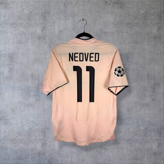 Dos du maillot Juventus 2003-2004 extérieur rose avec flocage Nedved N°11 et patch Ligue des Champions