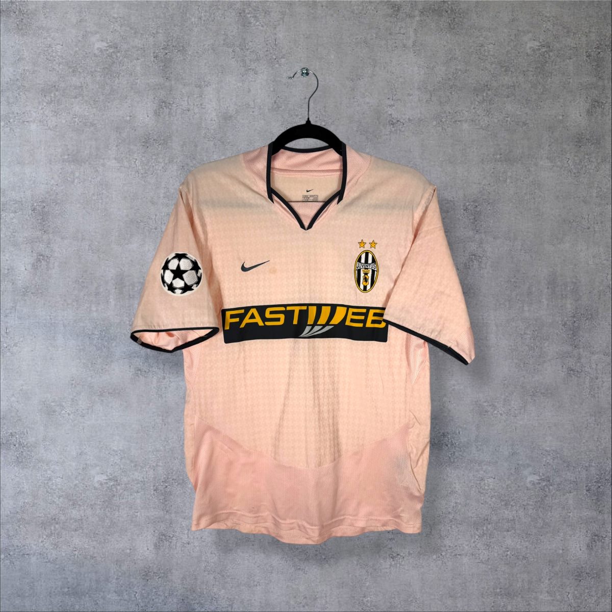 Face du maillot Juventus 2003-2004 extérieur rose Nike avec sponsor Fastweb et écusson deux étoiles