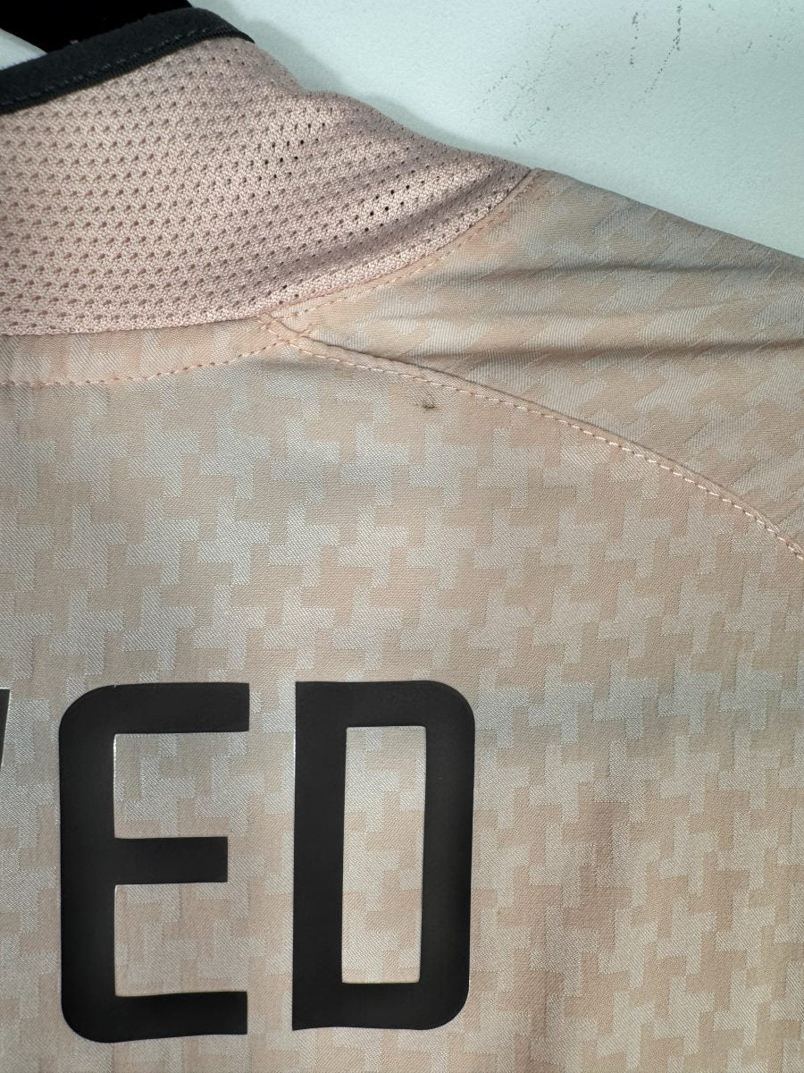 Usure très légère sur le haut du dos près du flocage Nedved, maillot Juventus 2003-2004