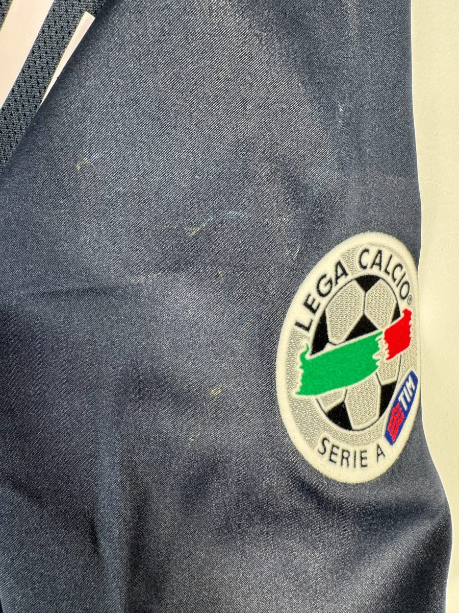 Petits fils tirés près du patch de manche, maillot Juventus extérieur 2004-2005