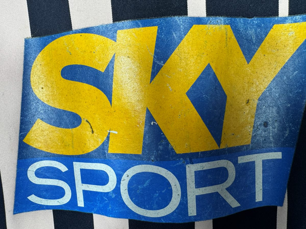 Usure et craquelures du sponsor Sky Sport, maillot Juventus extérieur 2004-2005