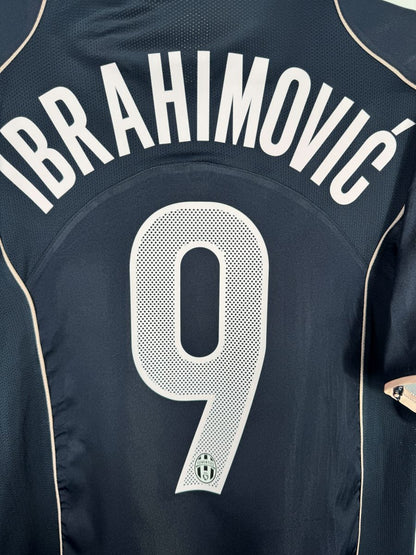 Détail du flocage Ibrahimovic 9 à chiffre ajouré et mini-écusson Juventus, maillot 2004-2005