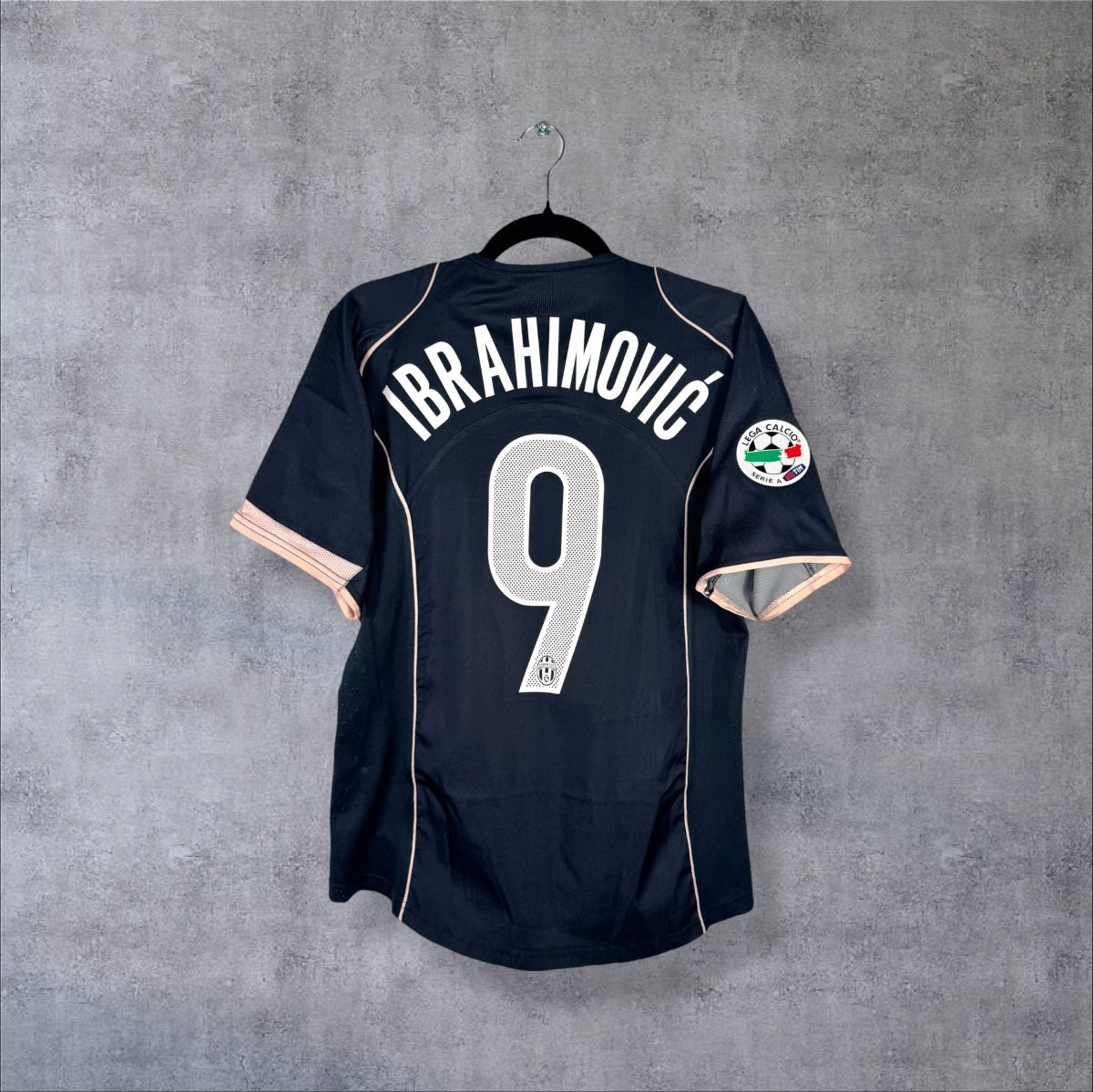 Dos du maillot Juventus extérieur 2004-2005 Nike bleu nuit, flocage Ibrahimovic 9 et patch Lega Calcio