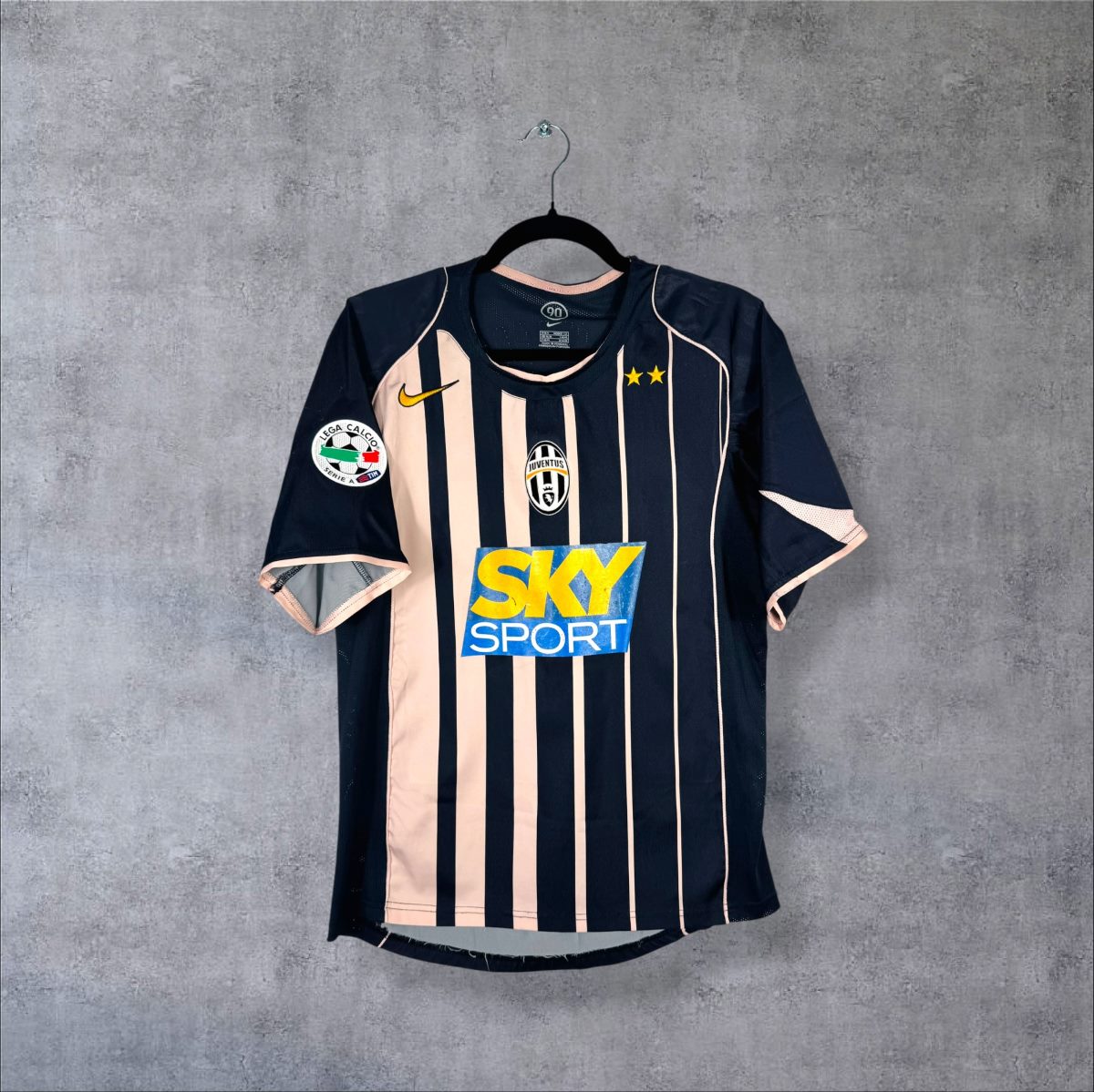 Maillot Juventus 2004-2005 extérieur de face, rayures bleu nuit et rose, sponsor Sky Sport et deux étoiles