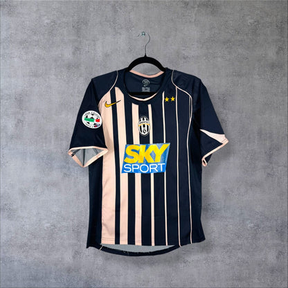 Maillot Juventus 2004-2005 extérieur de face, rayures bleu nuit et rose, sponsor Sky Sport et deux étoiles