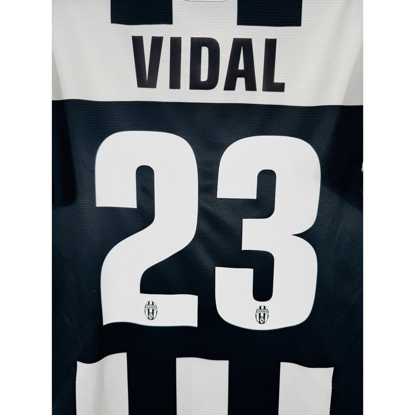 Détail de la typographie du flocage sur le numéro 23 d'Arturo Vidal