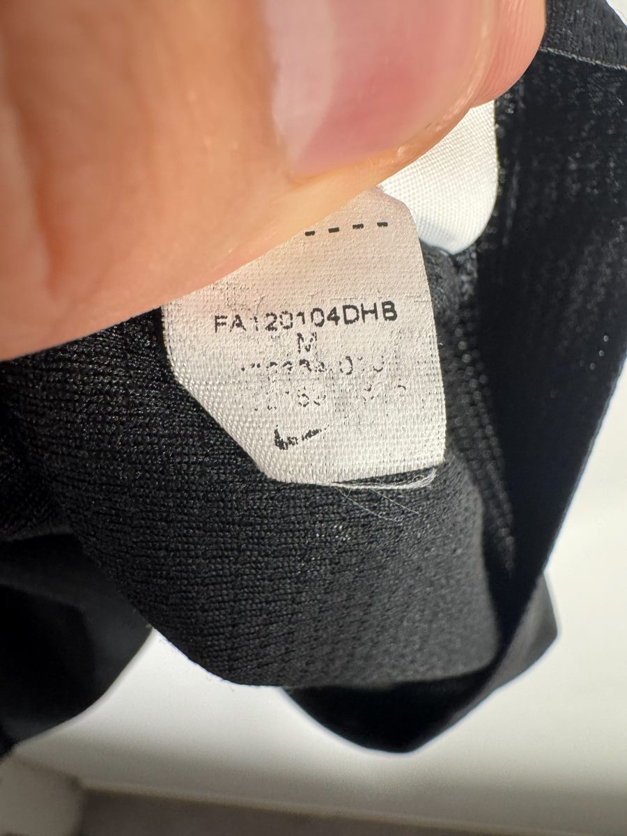 Étiquette Nike d'origine du maillot Juventus 2012-2013 avec le code FA120104DHB en taille M