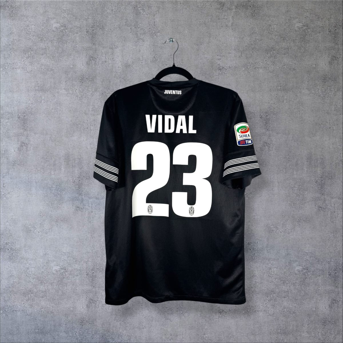 Dos du maillot Juventus 2012-2013 extérieur noir avec le flocage Vidal N°23 et le patch Serie A TIM
