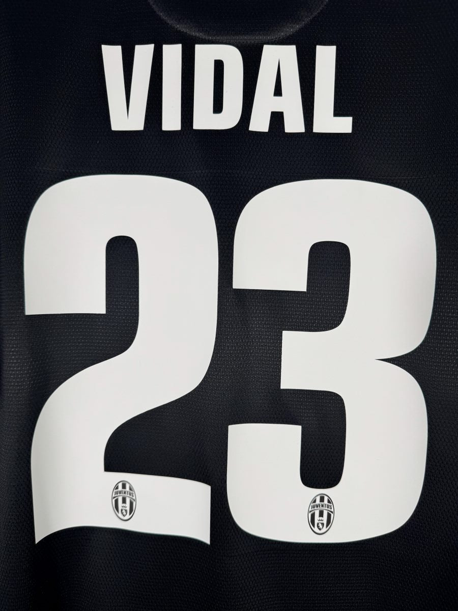 Détail du flocage Vidal N°23 avec l'écusson Juventus intégré au bas de chaque chiffre