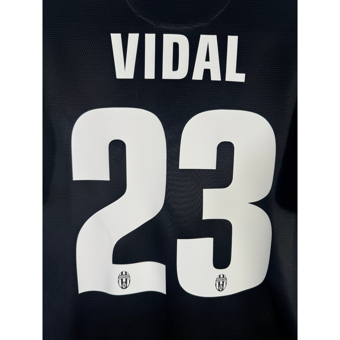 Détail de la typographie du flocage sur le numéro 23 d'Arturo Vidal