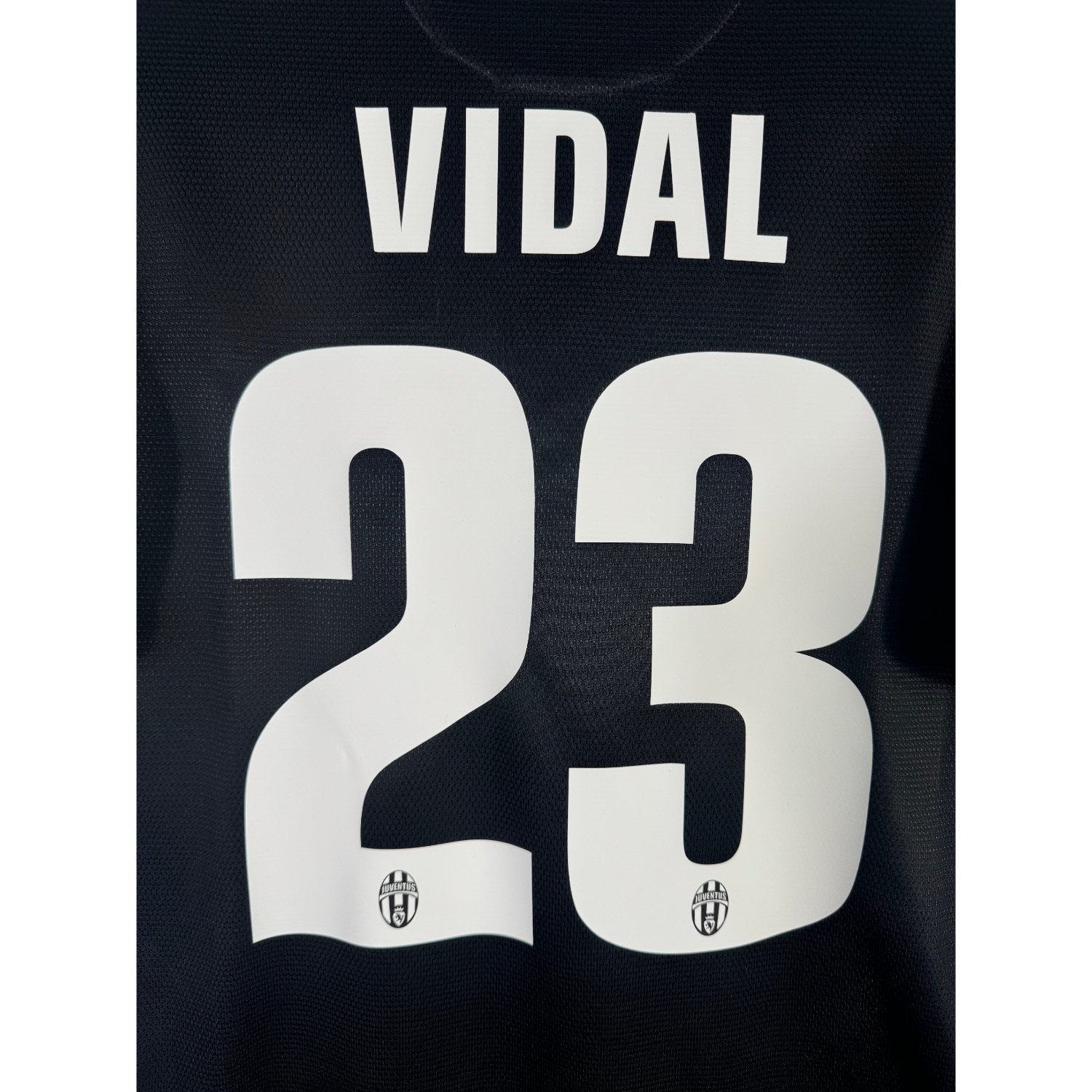 Détail de la typographie du flocage sur le numéro 23 d'Arturo Vidal