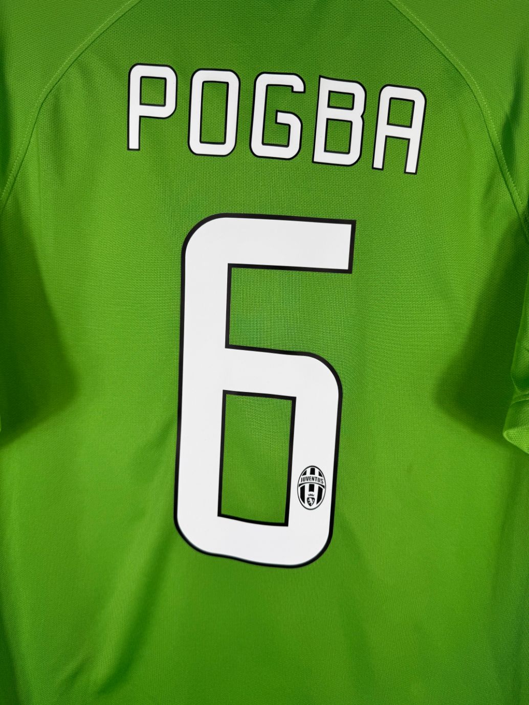 Détail de la typographie du flocage sur le numéro 6 de Paul Pogba