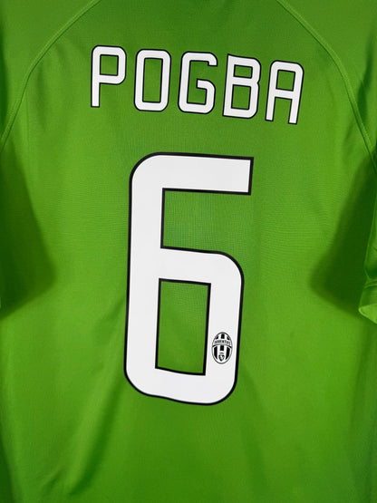 Détail de la typographie du flocage sur le numéro 6 de Paul Pogba