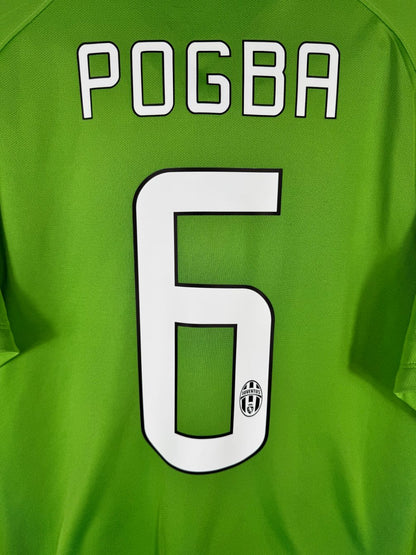 Détail de la typographie du flocage sur le numéro 6 de Paul Pogba