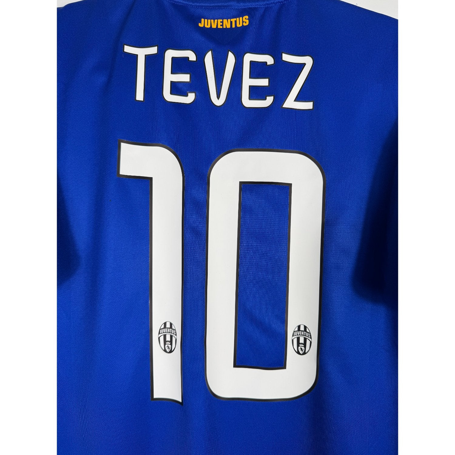 Détail de la typographie du flocage sur le numéro 10 de Carlos Tevez