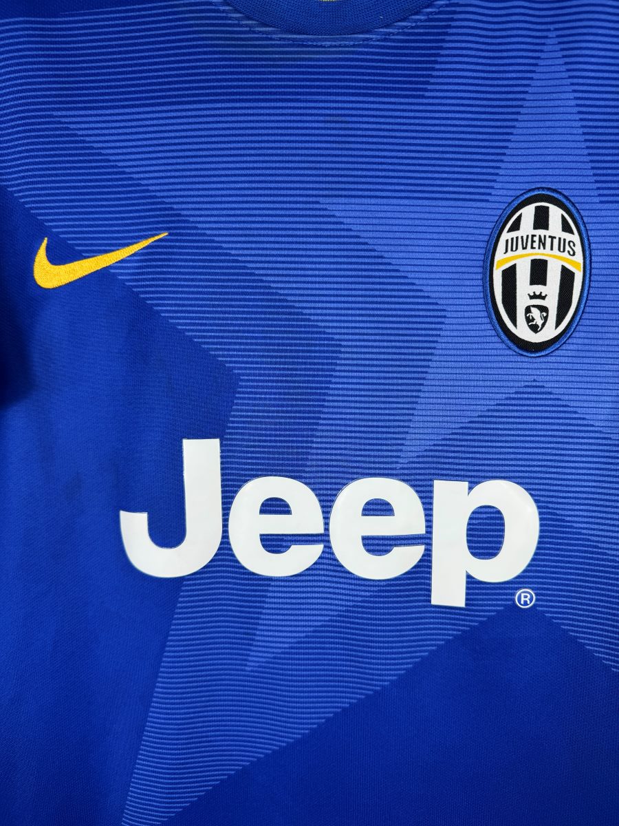 Écusson Juventus brodé et étoile tissée dans la maille du maillot extérieur 2014-2015