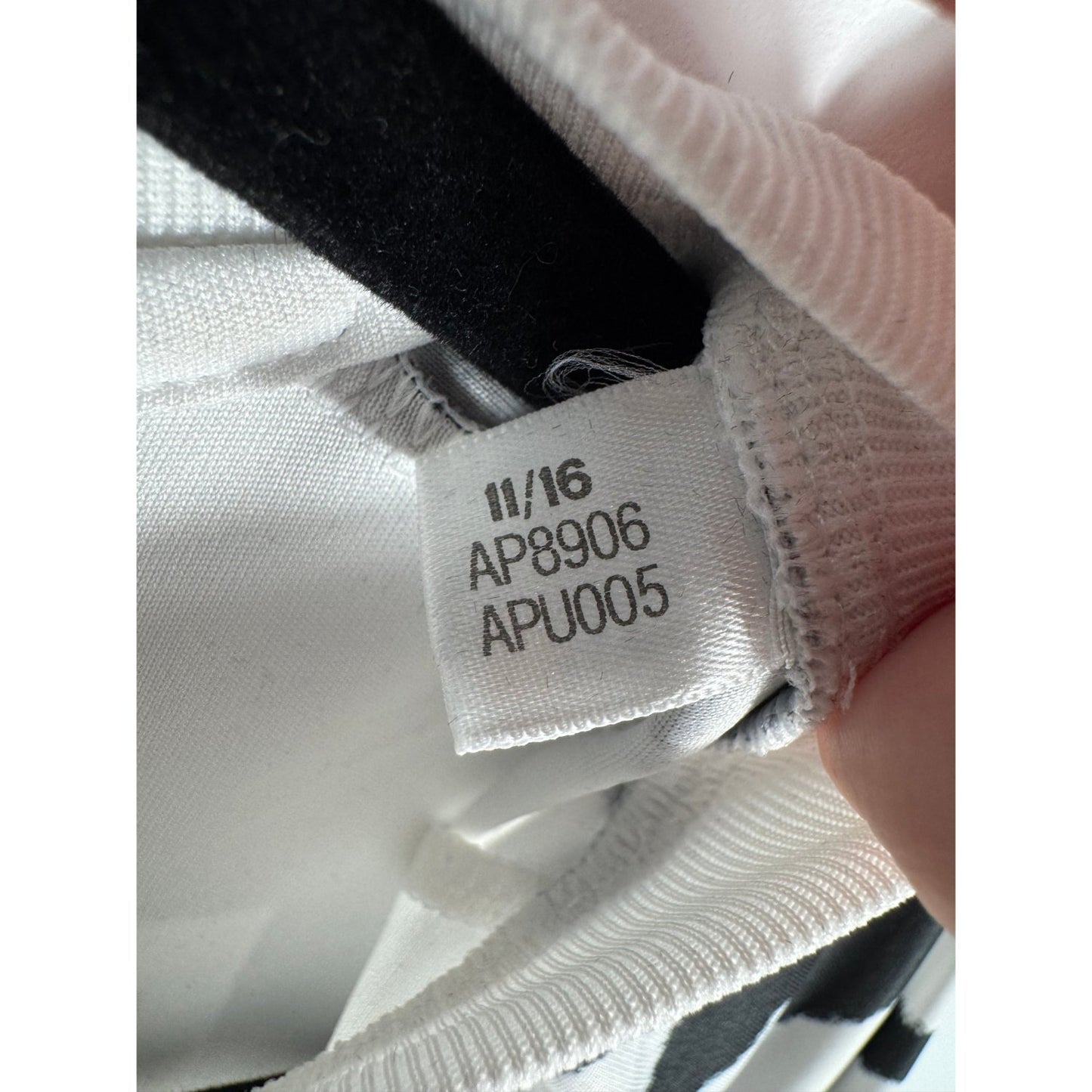 Étiquette d'authenticité avec code Adidas AP8906 prouvant l'originalité du maillot