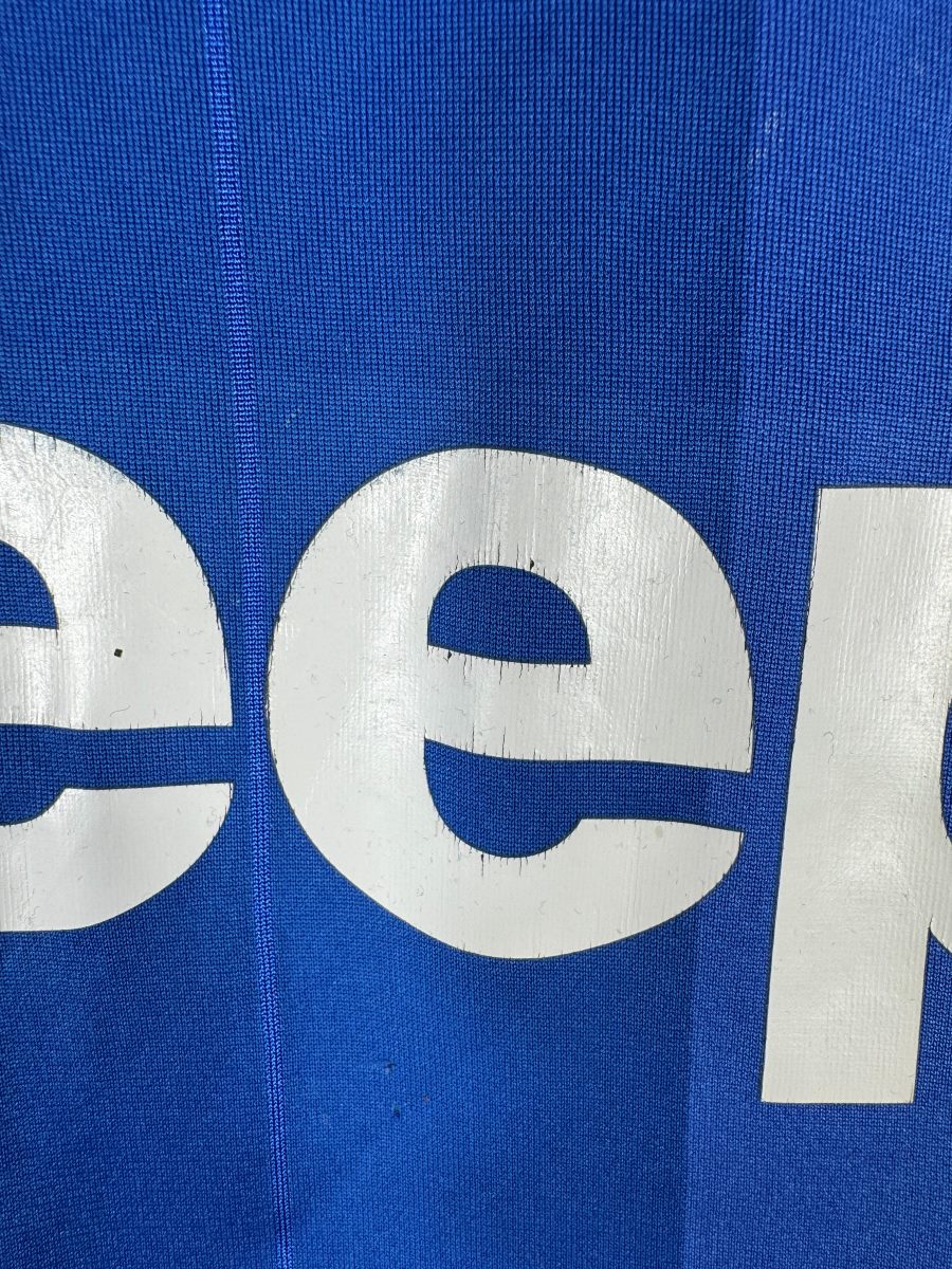 Défaut signalé : gros plan des craquelures du logo Jeep, maillot Juventus 2016-2017 extérieur