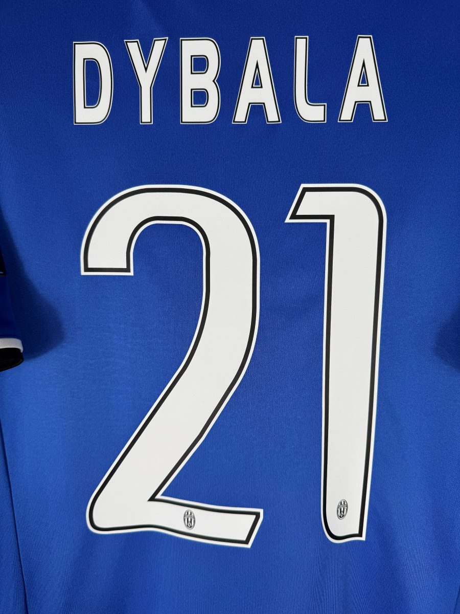 Détail du flocage DYBALA numéro 21 Ligue des Champions sur le maillot Juventus 2016-2017