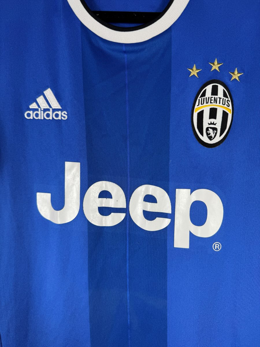 Écusson ovale brodé de la Juventus à trois étoiles sur le maillot extérieur 2016-2017 de Dybala