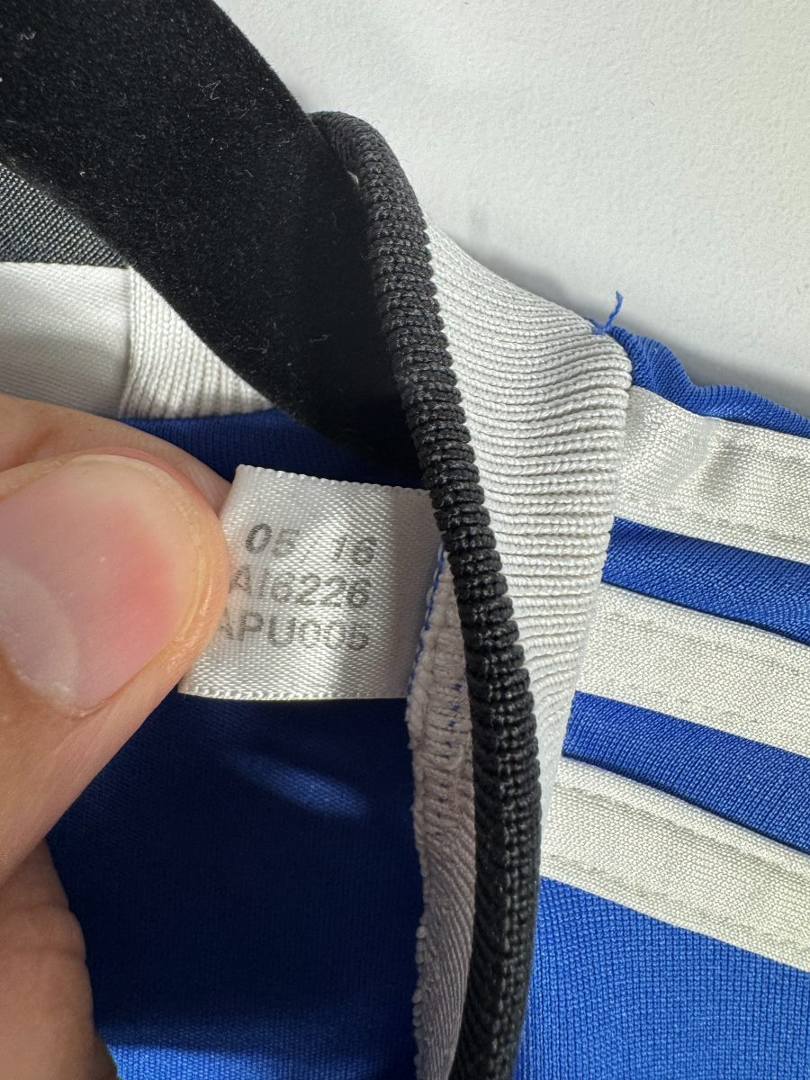 Étiquette adidas 05/16 et code d'authenticité AI6226 du maillot Juventus 2016-2017 extérieur