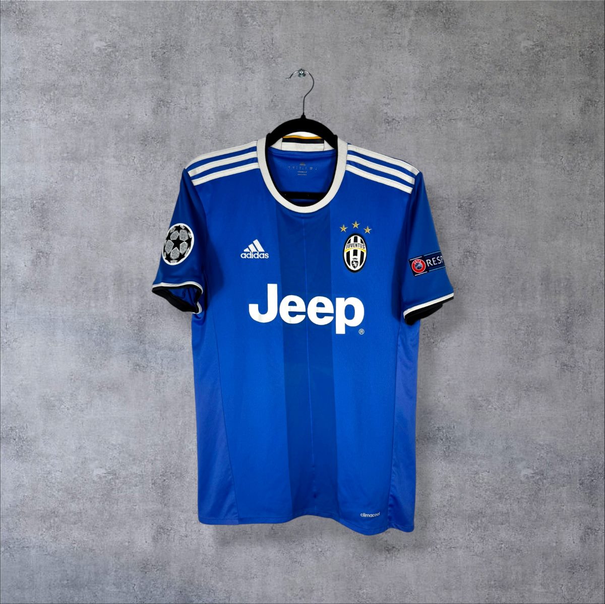 Face du maillot Juventus 2016-2017 extérieur adidas, sponsor Jeep et patch starball UEFA