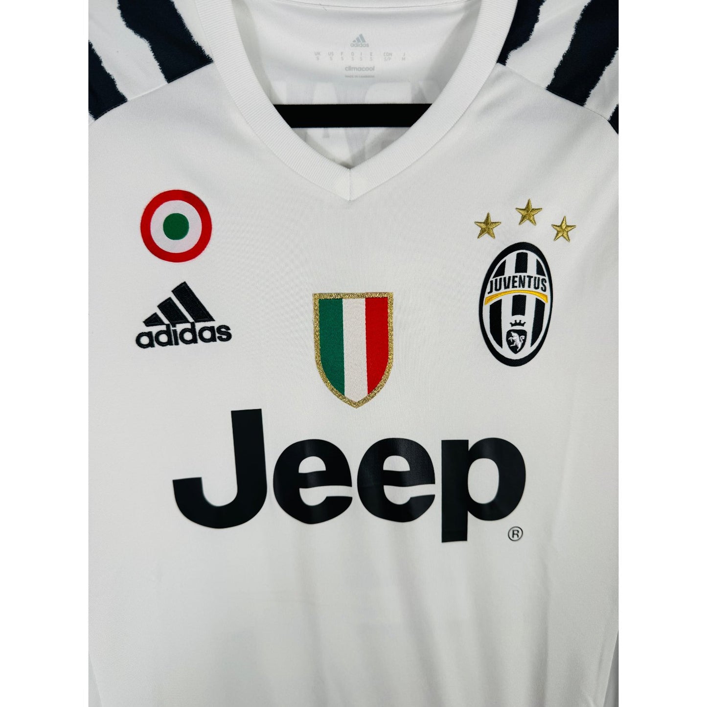 Détail de l'écusson de la Juventus et du logo Adidas