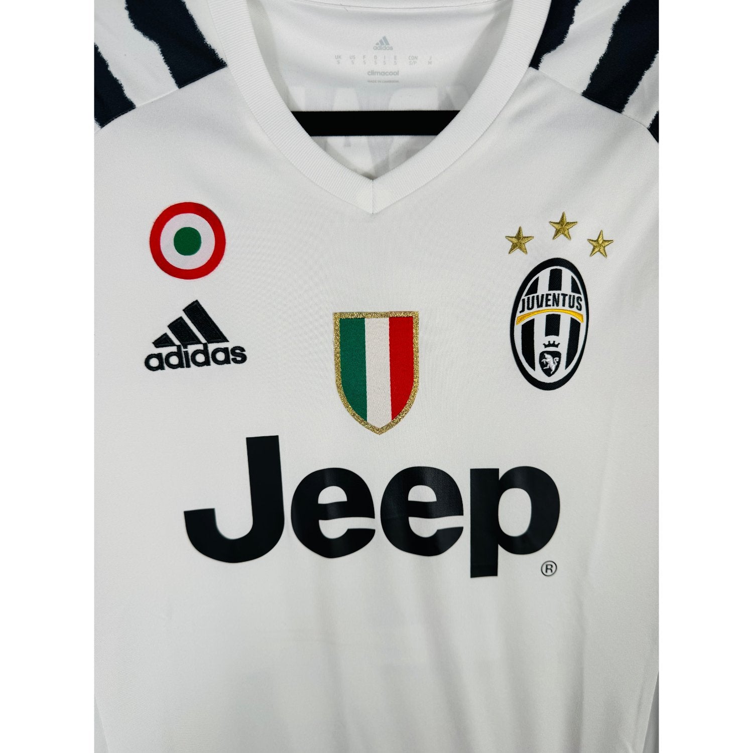 Détail de l'écusson de la Juventus et du logo Adidas