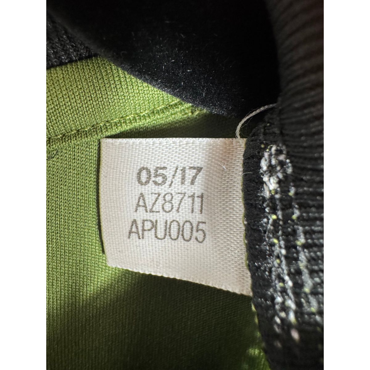 Étiquette d'authenticité avec code Adidas AZ8711 prouvant l'originalité du maillot