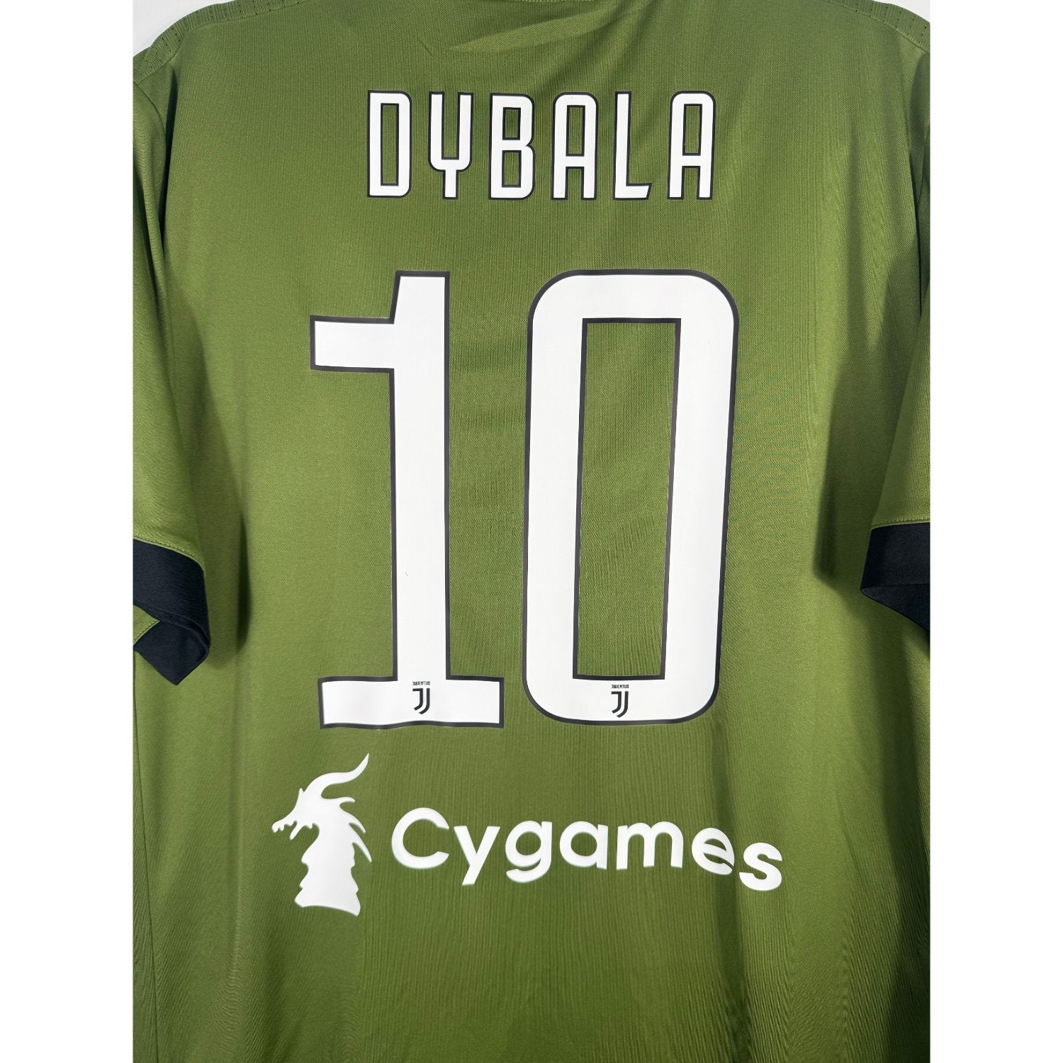 Détail de la typographie du flocage sur le numéro 10 de Paulo Dybala
