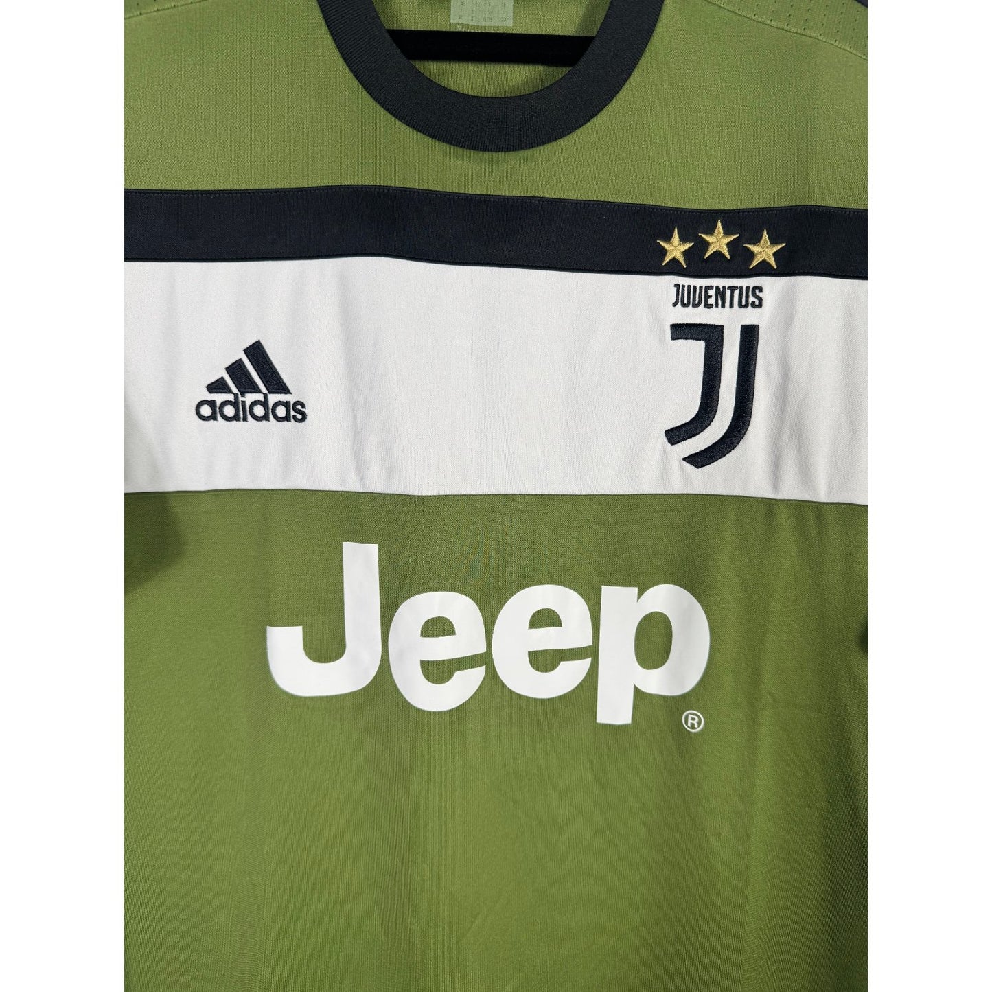 Détail de l'écusson J de la Juventus et du logo Adidas