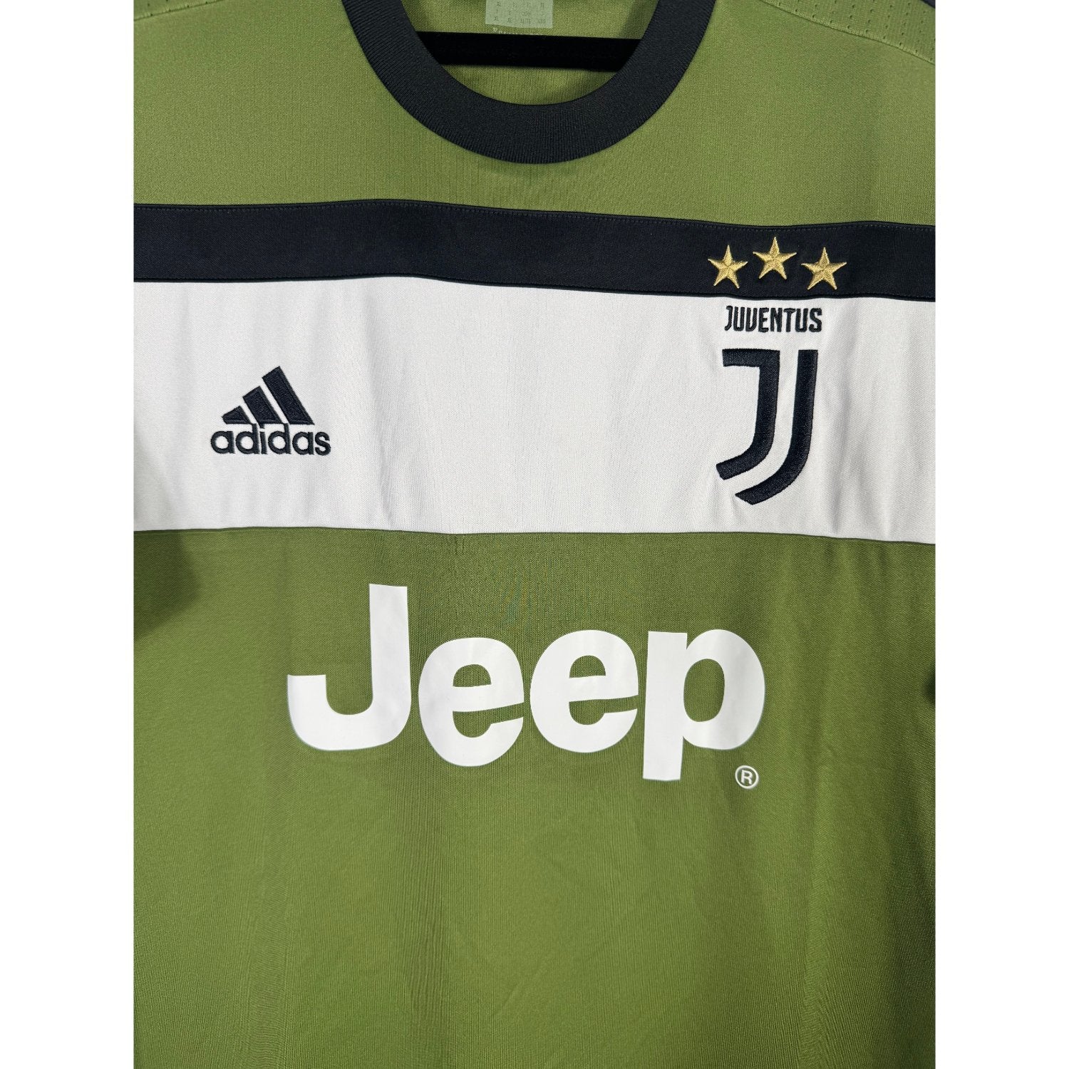 Détail de l'écusson J de la Juventus et du logo Adidas
