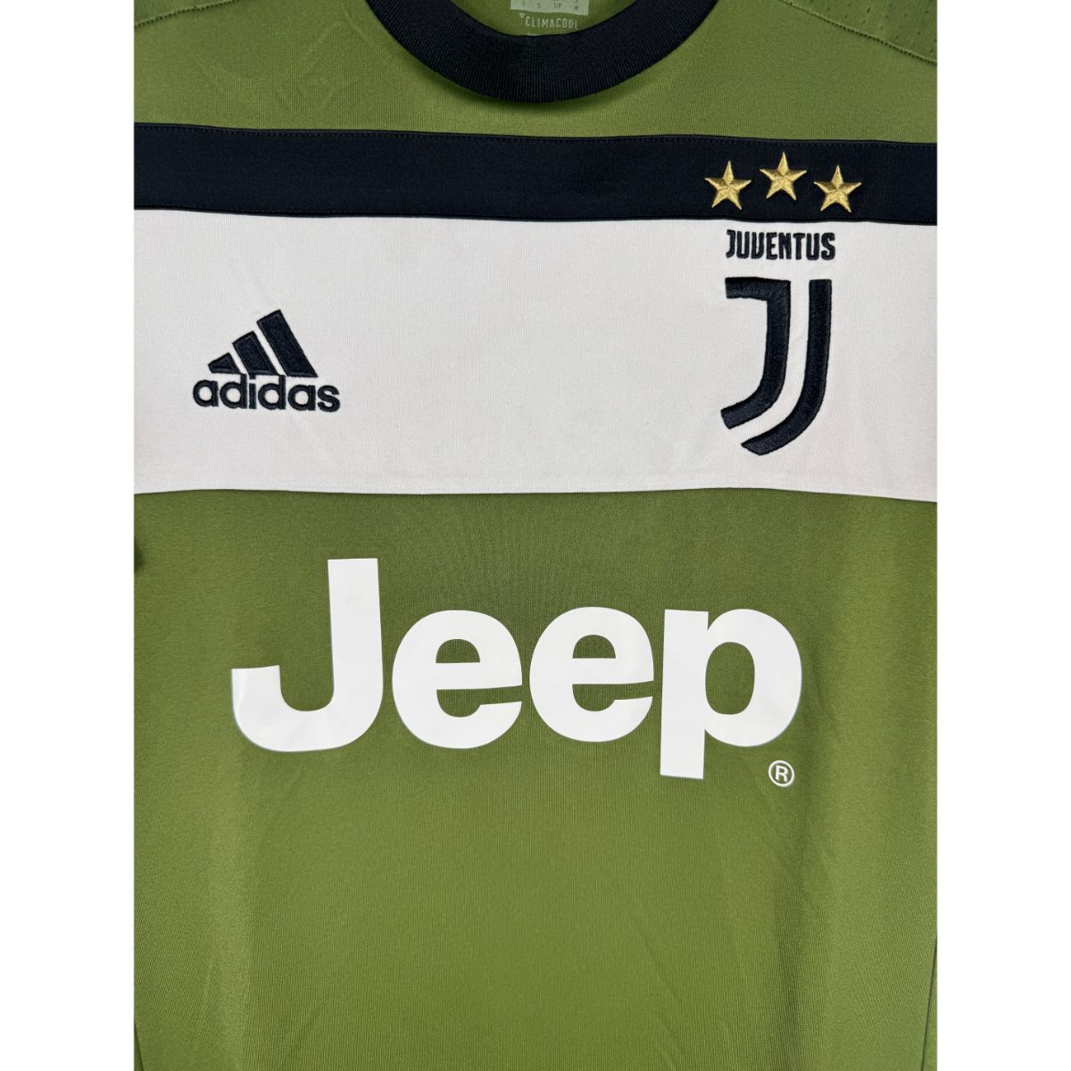 Détail de l'écusson de la Juventus et du logo Adidas