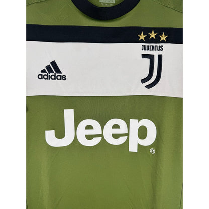 Détail de l'écusson de la Juventus et du logo Adidas