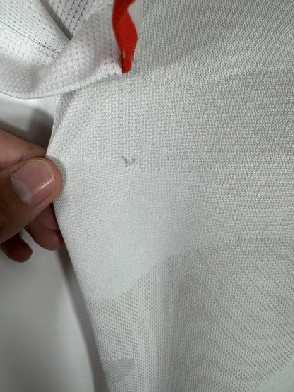 Défaut du maillot Juventus 2019-2020 : micro-accroc dans la maille près de l'épaule, photographié en macro
