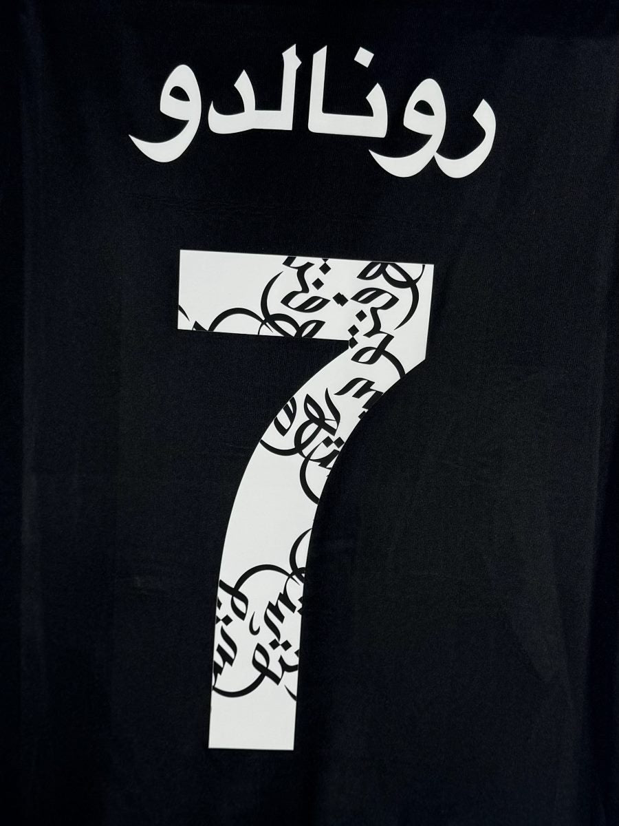 Détail du flocage arabe et du numéro 7 rempli de calligraphie, maillot Juventus 2019-2020