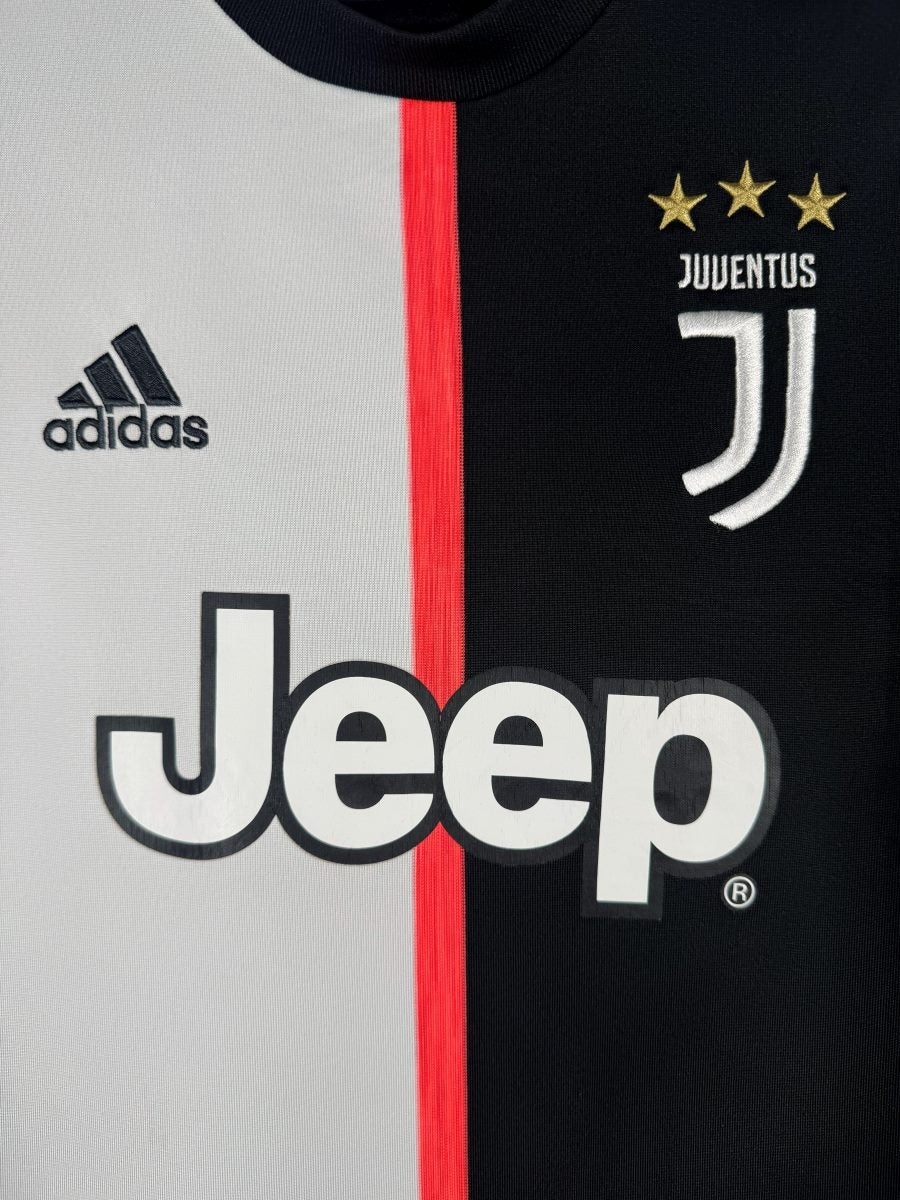 Détail du logo J de la Juventus et des trois étoiles sur le maillot domicile 2019-2020