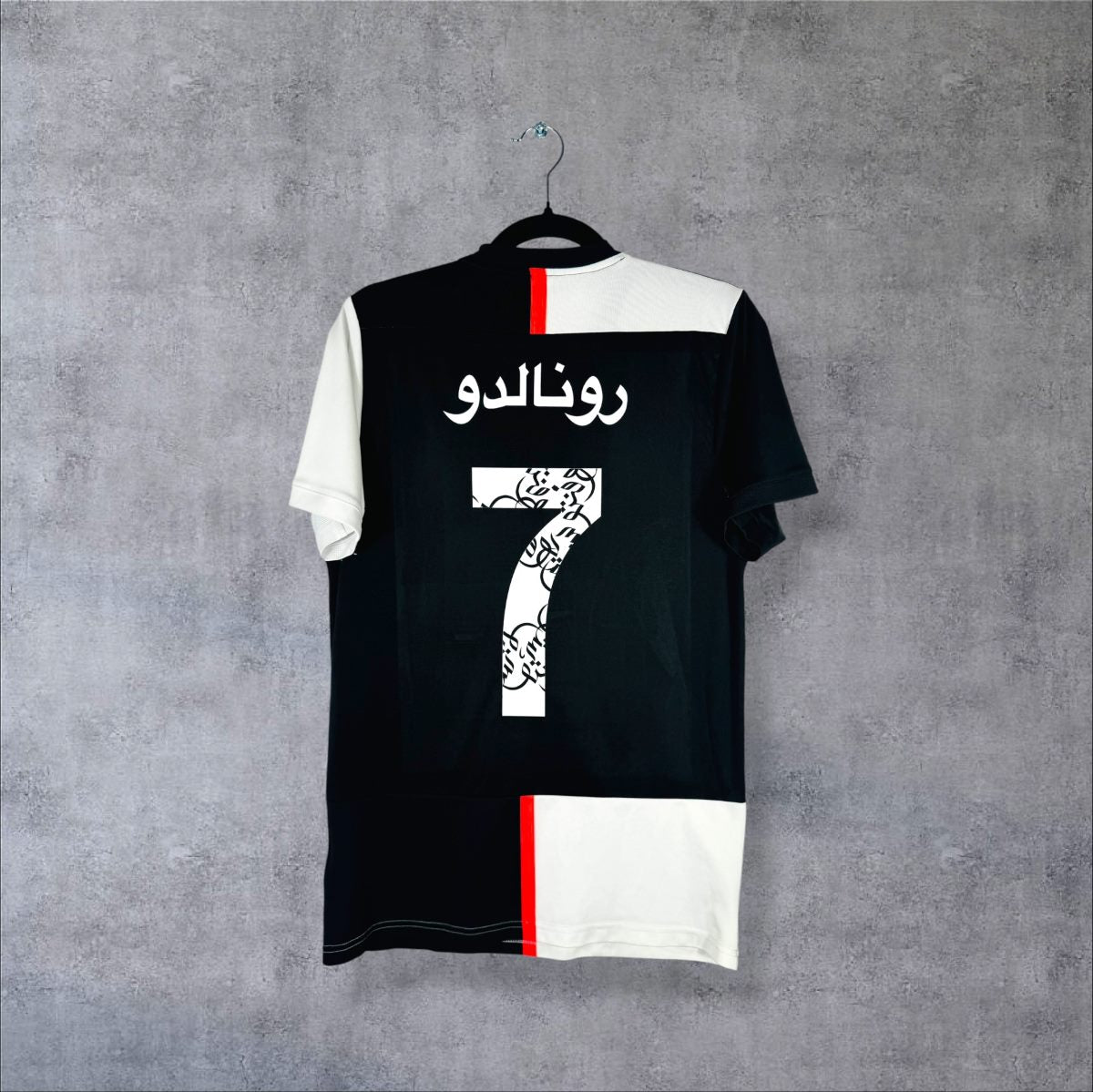 Dos du maillot Juventus 2019-2020 domicile avec le flocage RONALDO N°7 en calligraphie arabe