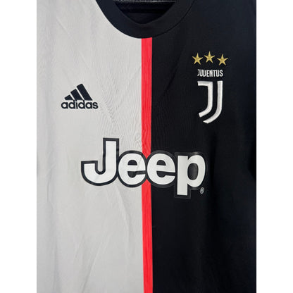 Détail de l'écusson de la Juventus et du logo Adidas